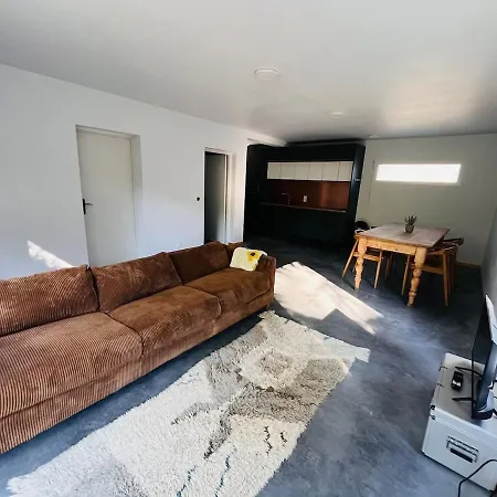 Apartment Modern With Private Garden & Shared Pool *