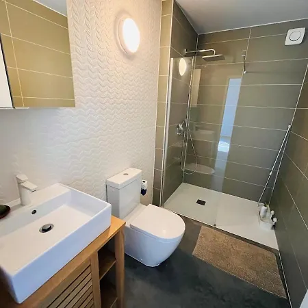Apartment Modern With Private Garden & Shared Pool *