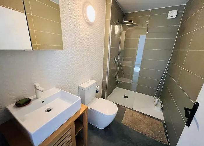 Appartement Modern With Private Garden & Shared Pool *